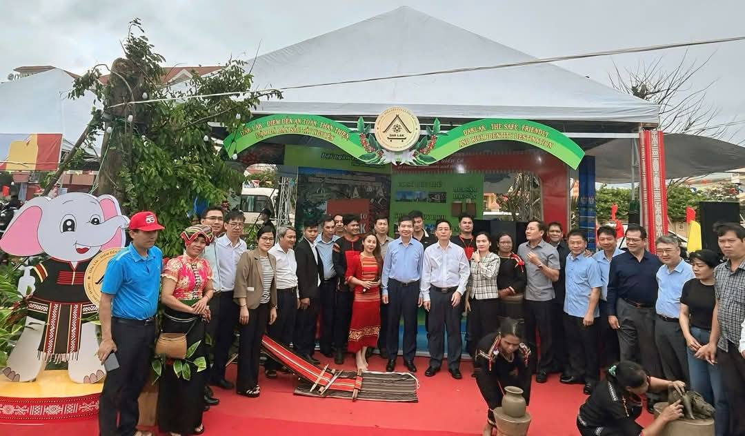 Đoàn lãnh đạo tỉnh và du khách tham quan gian hàng tại Hội chợ Triển lãm thành tựu kinh tế - xã hội Phú Yên năm 2025